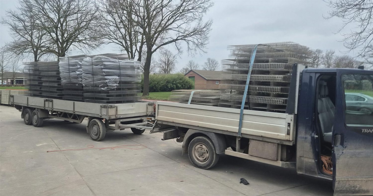 Aanhanger en bus geladen met gaaspanelen voor levering
